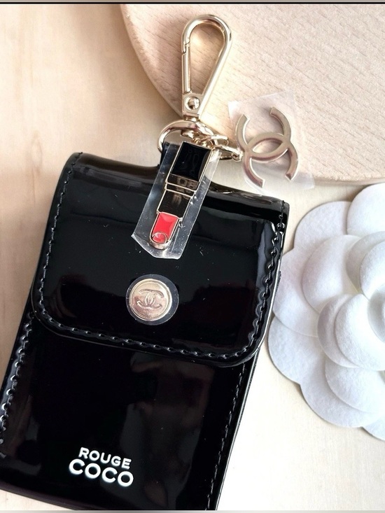 Source Unknown Accessories - CHANEL Beauty Rouge Coco Patent Lipstick Case Pouch With Charm -Spring 2025